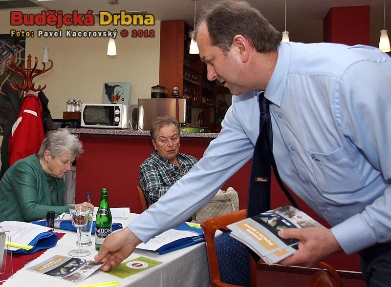 Václav Kovář z BESIPu rozdává informační materiály