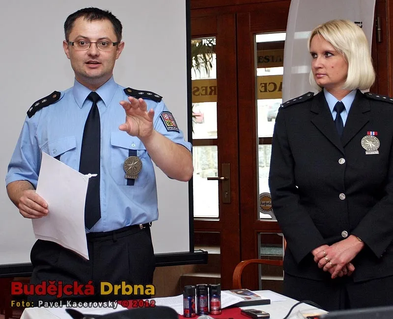 Zástupce vedoucího Obvodního oddělení Hluboká nad Vltavou Policie ČR Martin Pešta a mluvčí Regina Tupá