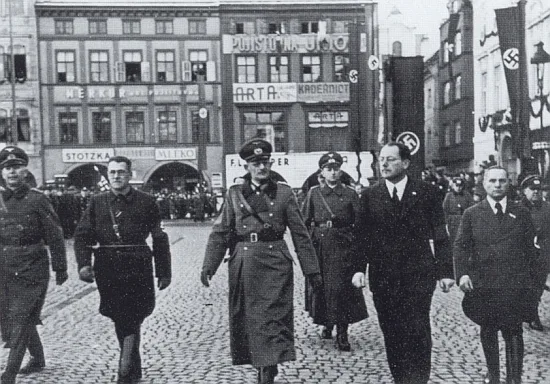 15. března 1939 před budějckou radnicí. Nalevo od generála von Weichse a městského komisaře Friedricha Davida kráčí Hans Westen