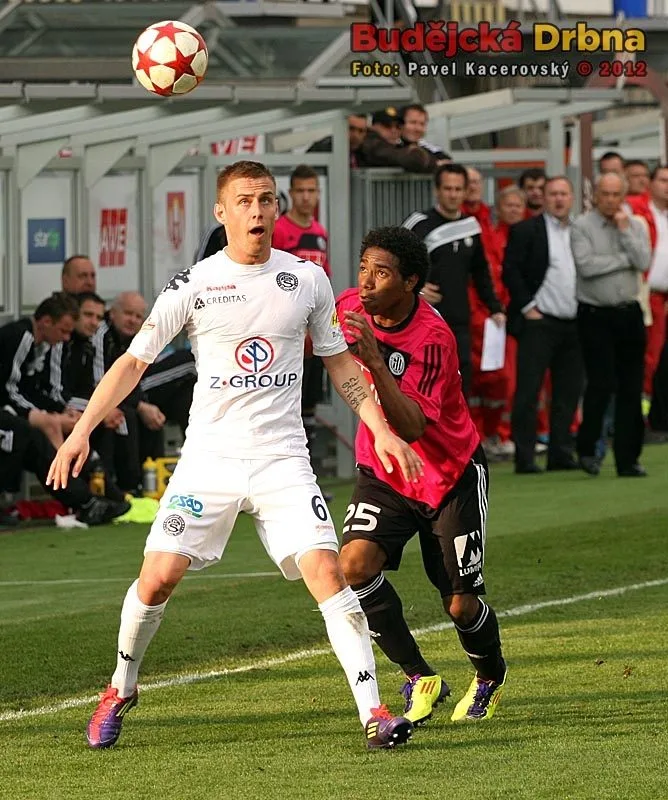 Letící míč sledují Sandro a Petr Reinberk