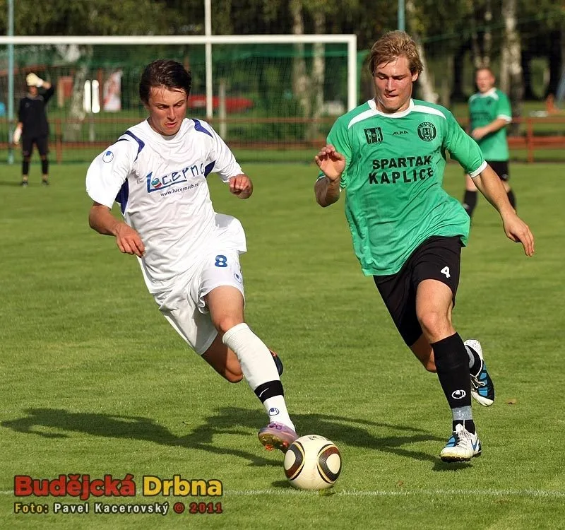 Rudolfov na podzim padl v Kaplici 1:3. Při jarní odvetě však fotbalisté z Perštátu vrátili Spartaku tuto porážku i s úroky. Na snímku Miroslav Syrovátka (vlevo) a kaplický Josef Gondek