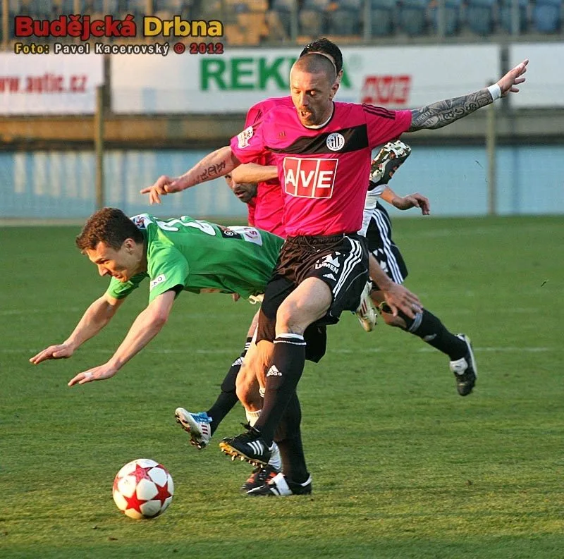 Budějcký rodák v dresu Jablonce David Lafata padá po souboji s Tomášem Řepkou