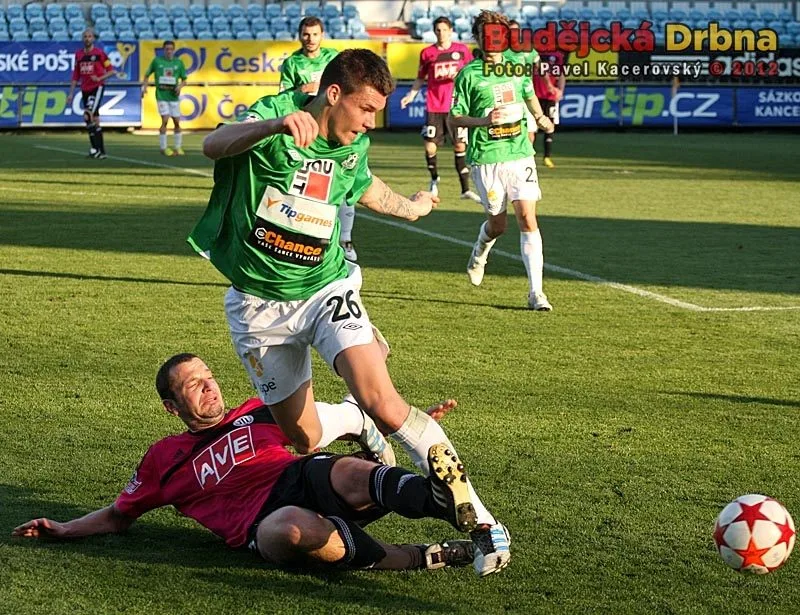 Lukáš Třešňák padá přes Jana Riegela