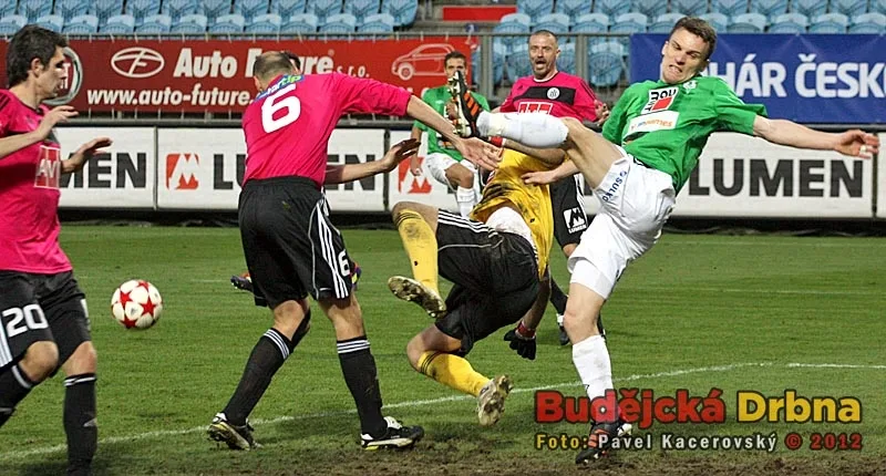 Poslední moment zápasu. Lafata šel důrazně za míčem, kterého se chtěl zmocnit gólman Dynama Matej Delač. Oba skončili v bolestech na zemi