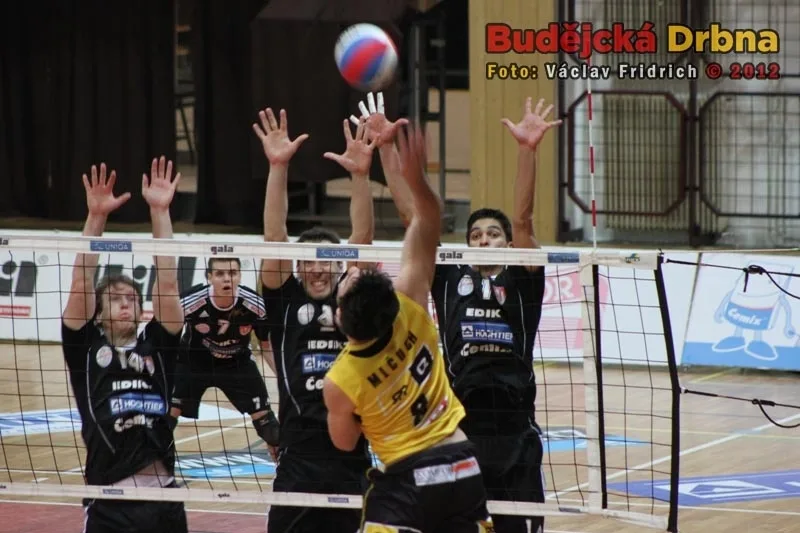 Trojblok Zapletala, Sukuby a Rojase (zleva) při včerejším prvním zápase