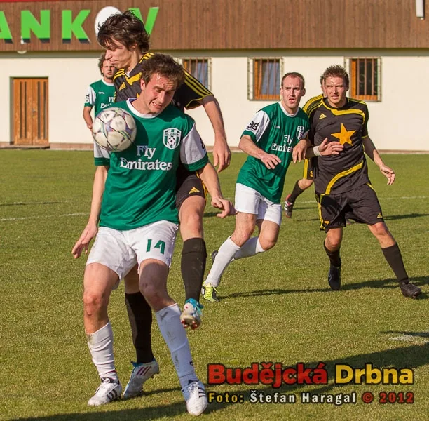 Michal Nedvěd zpracovává míč před Tomášem Konvičkou