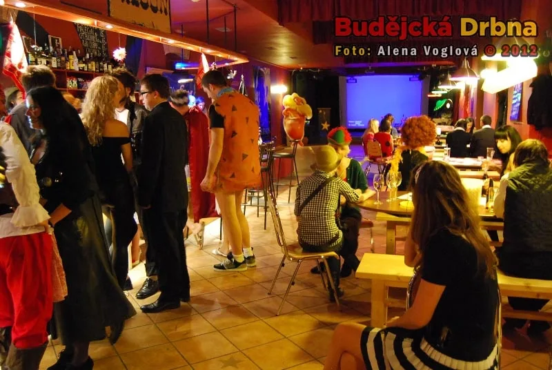Nezřízený ples ve stylu filmových hvězd ve Slavii