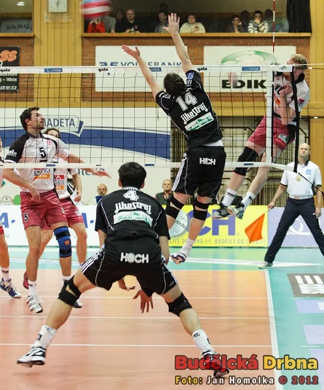 Jakub Novotný sleduje blok Petra Zapletala