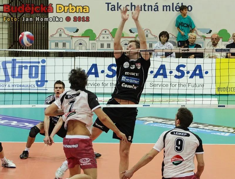 Souboj na středu sítě v podání Radka Macha a Martin Böhma