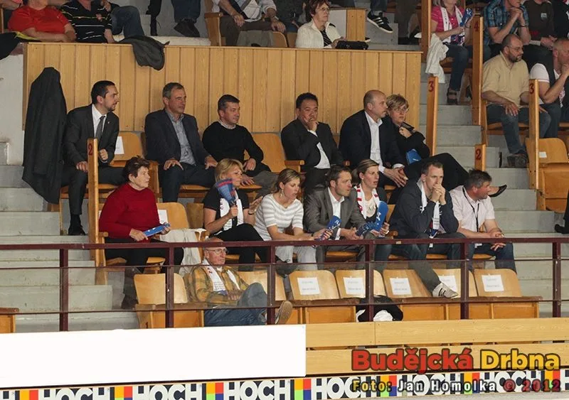 První zápas sledovali z čestné lóže také primátor Juraj Thoma, prezident klubu Jan Diviš a další významné osoby