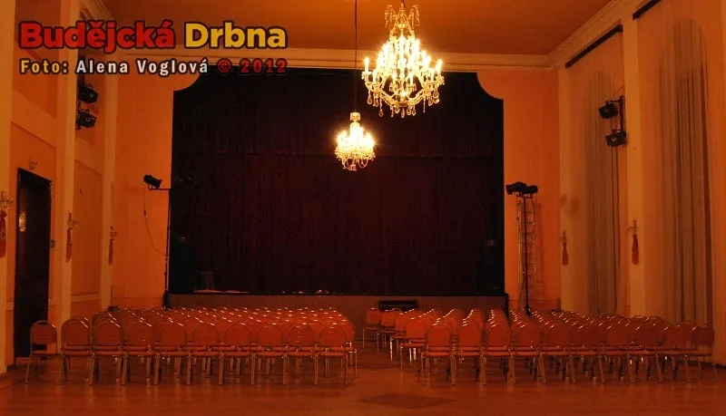 Divadelní představení Proti větru – nahniličko
