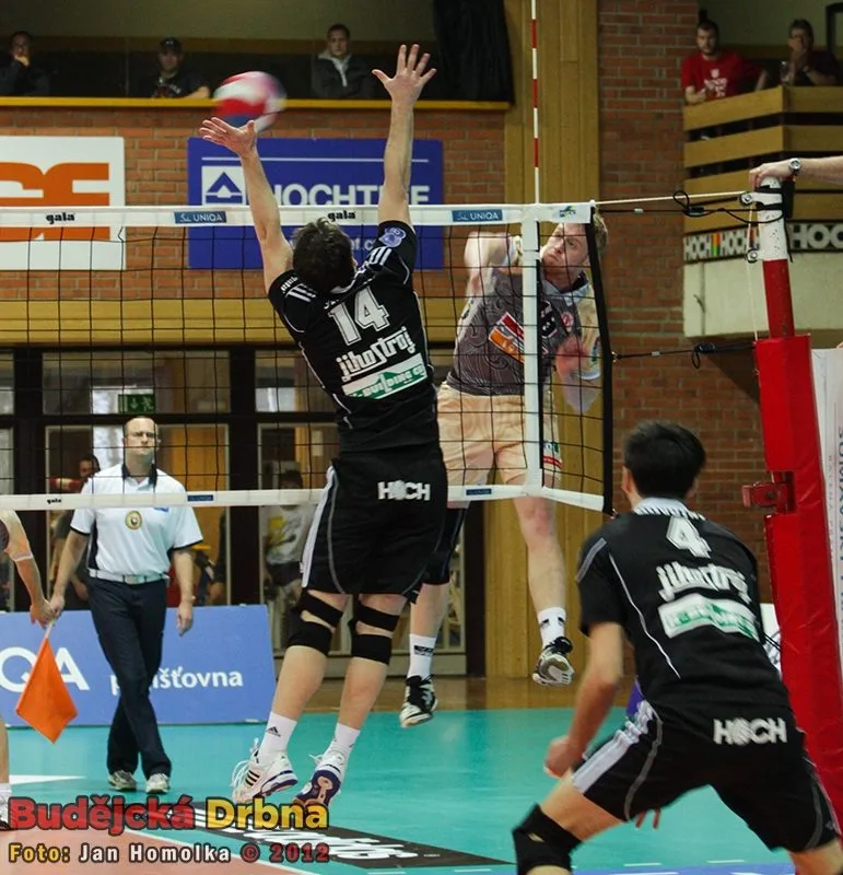 Petr Zapletal blokuje příbramského Böhma, vzadu v poli Novotný