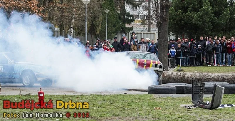 Chvilkami ani nebylo vidět, co se na trati děje
