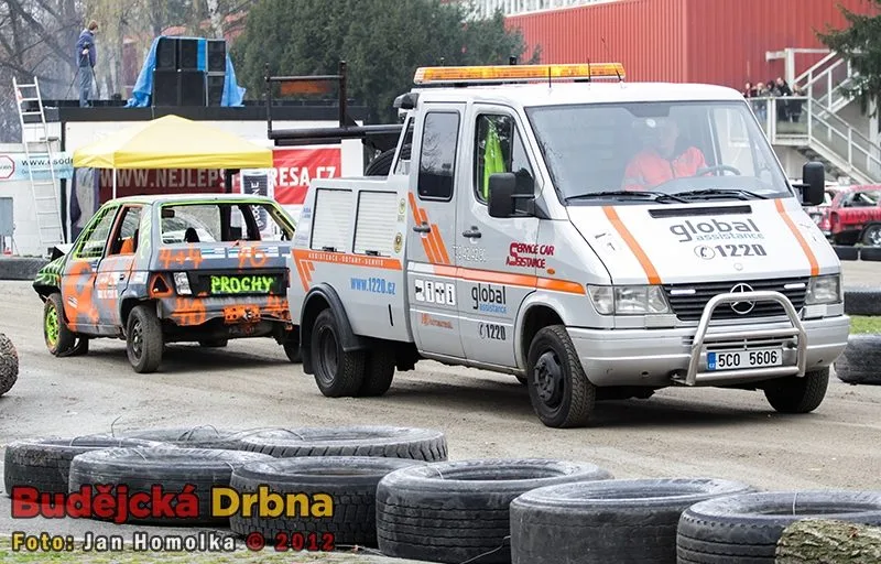 Po každé rozjížďce na trať vyrazilo servisní auto pomáhající s odklízením nepojízdných vraků