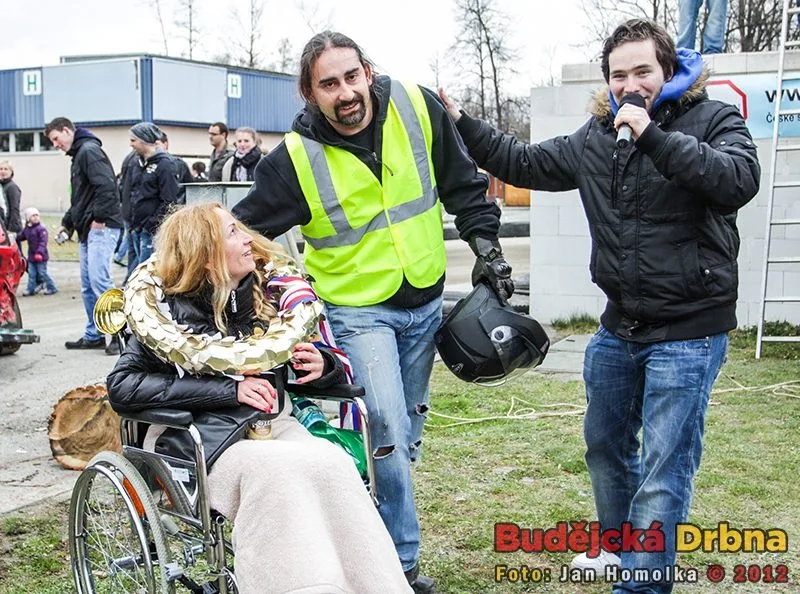 Vítěz Jan Sladkovský se svou ženou Helenou a moderátorem akce DJ Basslickerem