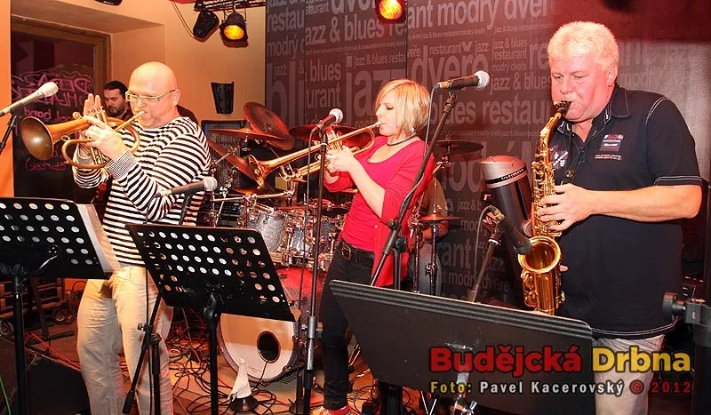 Únorový koncert HE bandu v Modrých dveřích. Tuto sobotu zahraje parta kolem Jirky Hebíka v Lucerně!