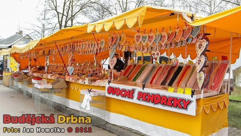 Stánky s perníkovými srdci a pendreky lemovaly chodník
