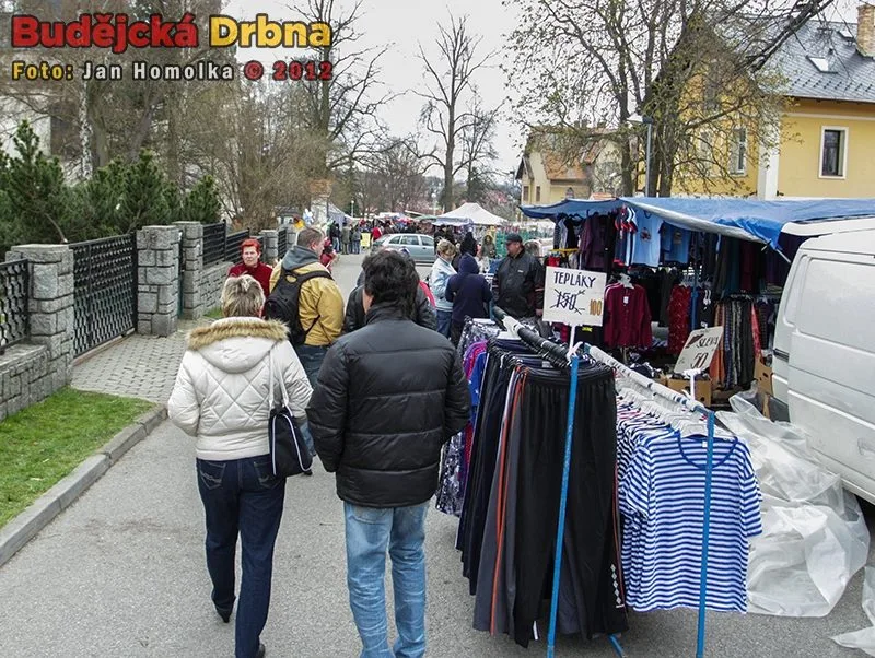 Téměř na každém kroku byly k vidění stánky s levným oblečením
