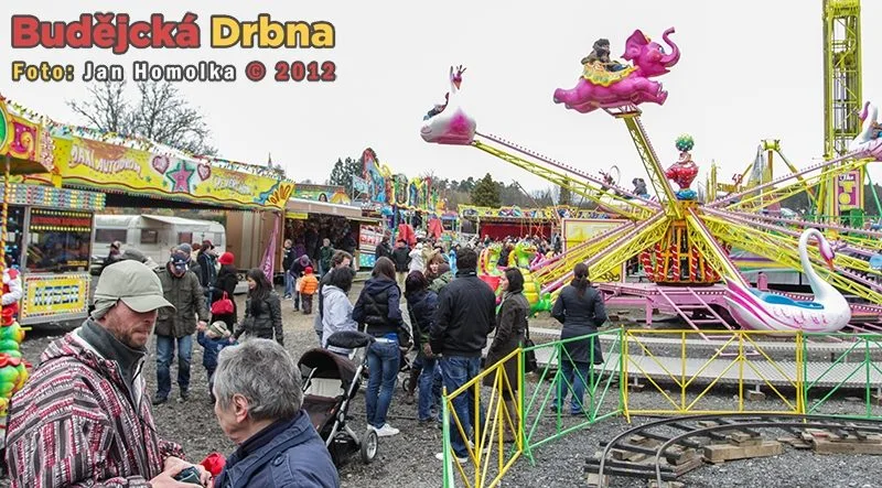 Tradiční kolotoče a labutě