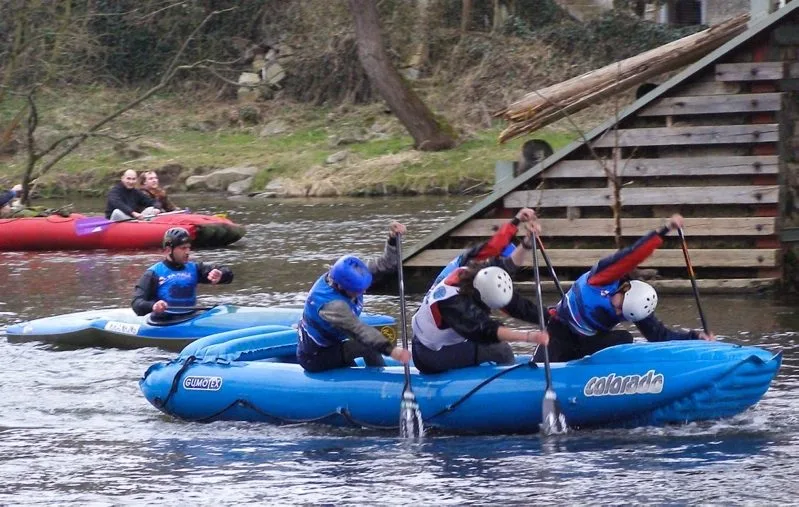 Finišující posádka HANACE Rafters Čudly se svým trenérem Tomášem Saikem