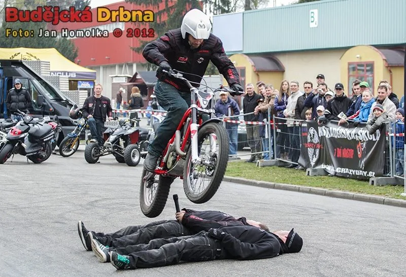 Lukáš Petrášek přeskakuje své kamarády z kaskadérské školy