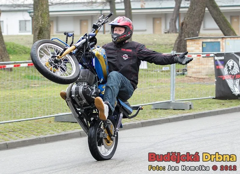Lukáš Martínek předvádí umění na motorce