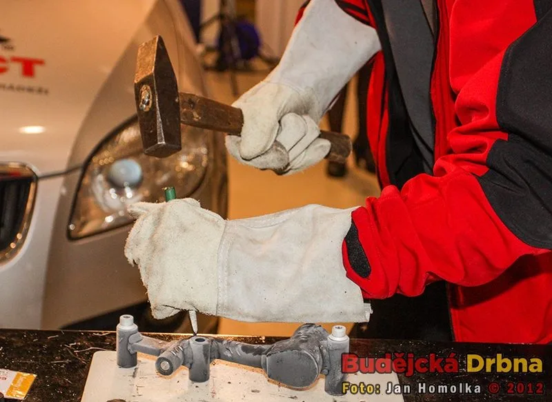 Vyvrácení mýtu, že tekutý dusík nějak působí na mechanický zámek řadicí páky