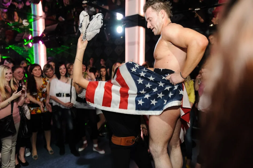 Na Ladies Night se přítomným dámám předvedli striptéři