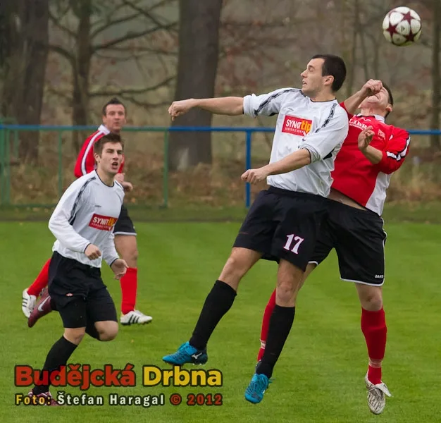 Hlubocký Lukáš Dudek v souboji s prachatickým Martinem Šicnerem