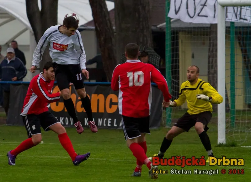 Útočník Hluboké Josef Kurali v této pozici míč hlavou dobře netrefil