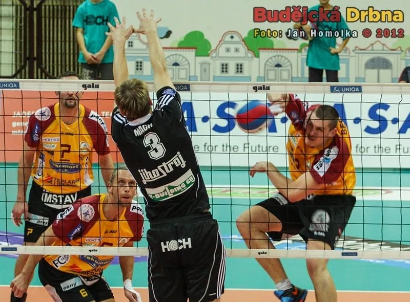 Marek Beer při včerejším duelu na smeči proti Radkovi Machovi