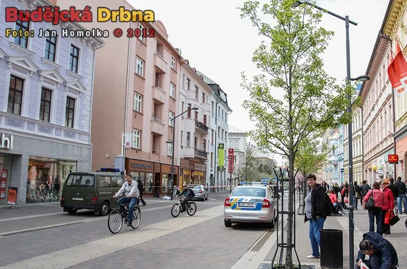 Starší žena pád z okna na Lannově třídě nepřežila