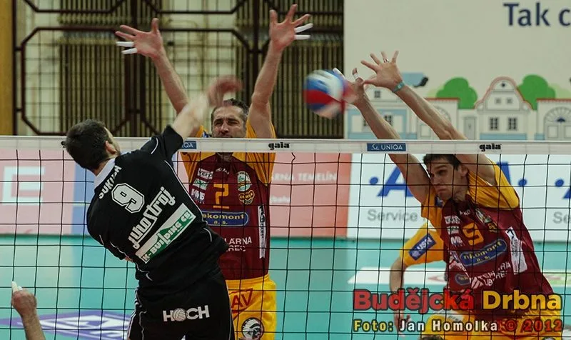 Smeč Michala Sukuby do bloku Staňka a Hýského
