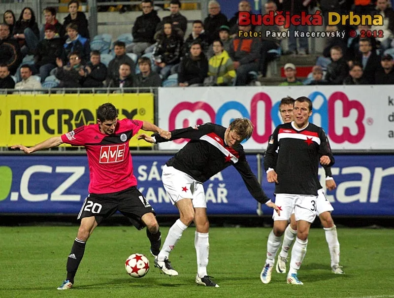 Autor gólu Dynama Petr Javorek bojuje o míč