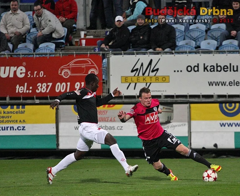 Jakub Řezníček se snaží obehrát Bassiroua Dembelého