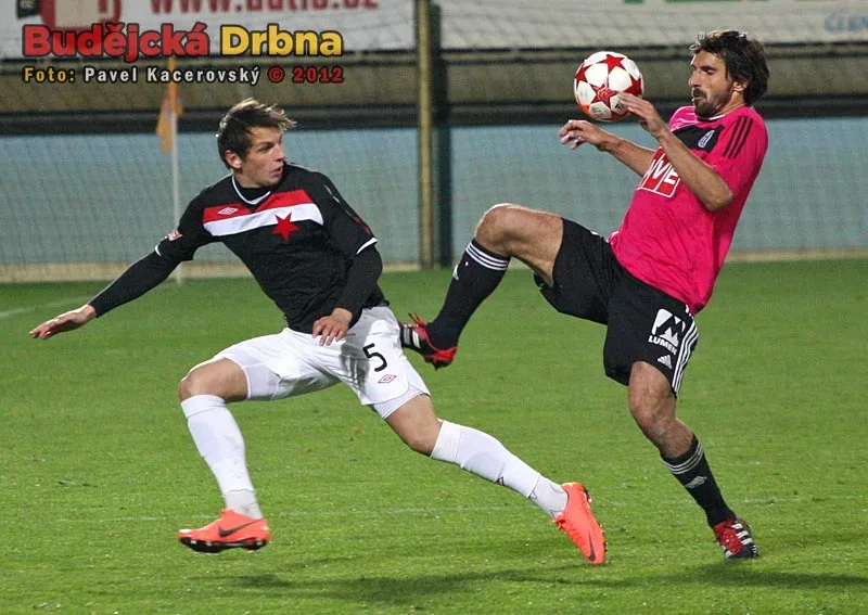 Matej Krajčík si zpracovává míč před Milanem Nitrianským