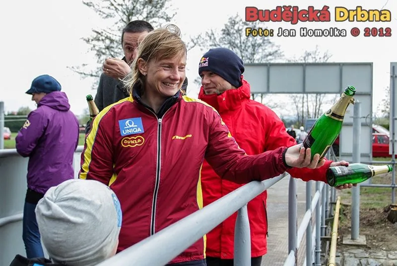 Křtu v podobě vylití sektu do koryta kanálu se zhostila Štěpánka Hilgertová, Vavřinec Hradilek a Juraj Thoma