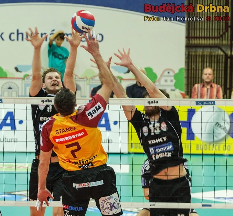 Lubomír Staněk smečuje do bloku Radka Macha s Tomášem Filou