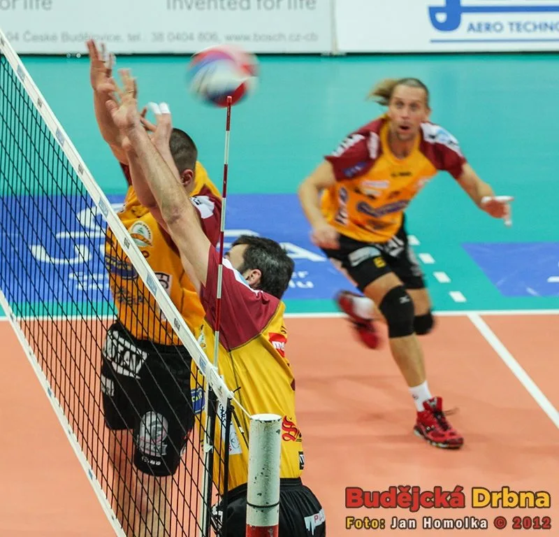 Pavle Řezníček v pozadí sleduje své spoluhráče Beera a Pešla na bloku