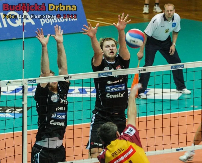 Petr Pešl na smeči, blokuje Radek Mach a Petr Zapletal