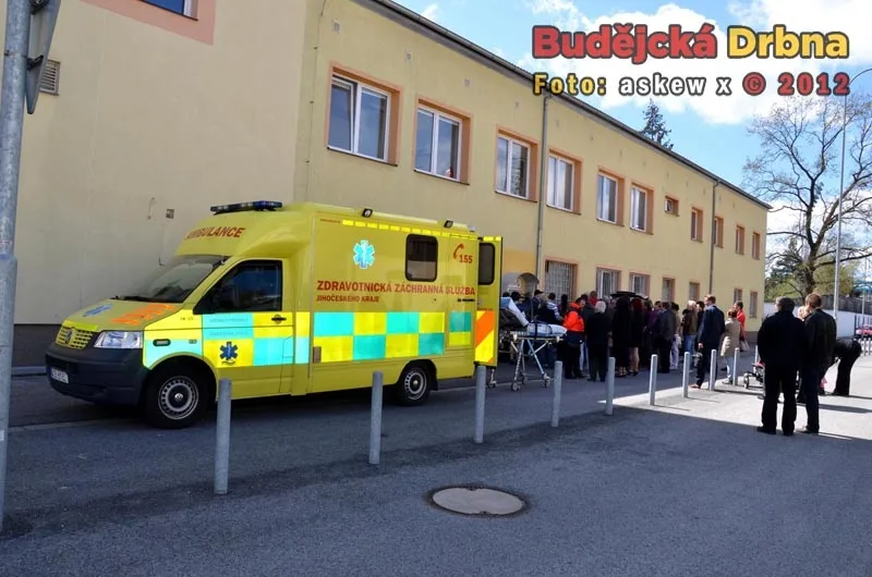 Dítě z babyboxu bude vozem záchranné služby převáženo na neonatologii