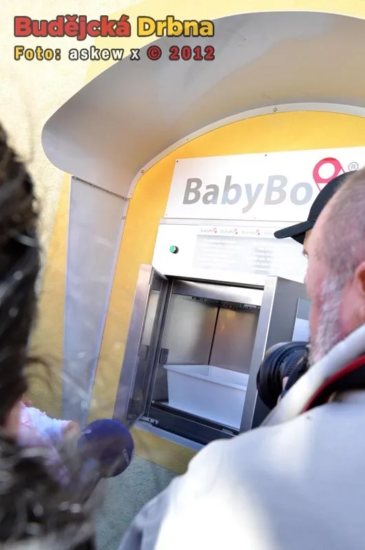Uvnitř babyboxu je speciální vyhřívané lůžko