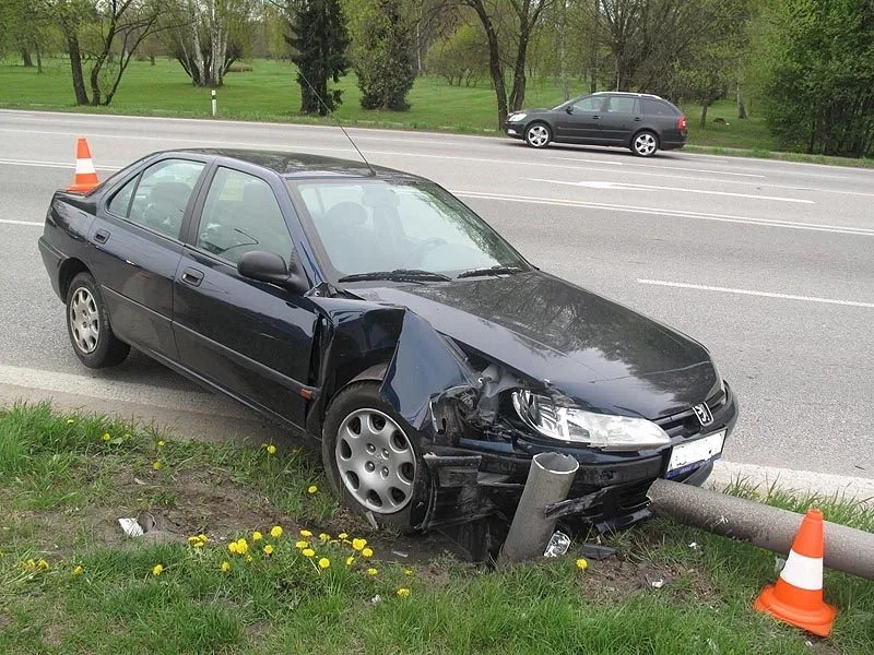 Nejhůře dopadla seniorka za volantem peugeotu. Náraz ji odmrštil na stožár vlajky