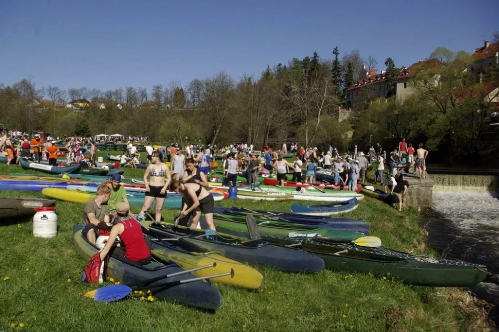 Rekordní počet vodáků vyrazil na jarní splouvání Malše z Římova
