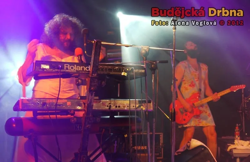 Výstředně oblečení muzikanti