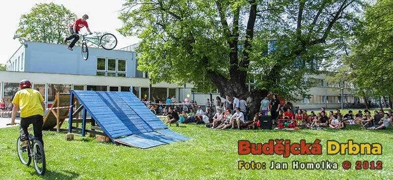 Díky letnímu počasí byl Sokolský ostrov solidně zaplněn