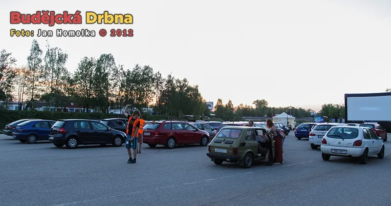 Příprava na večerní autokino