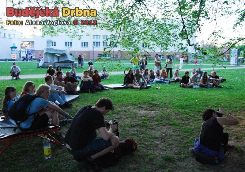 Posluchači beatboxu a poezie