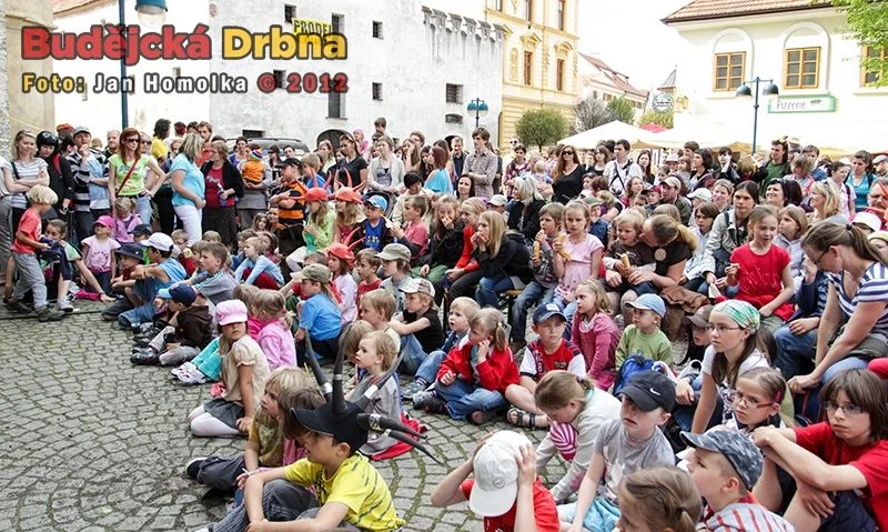 Dětmi zaplněné Piaristické náměstí