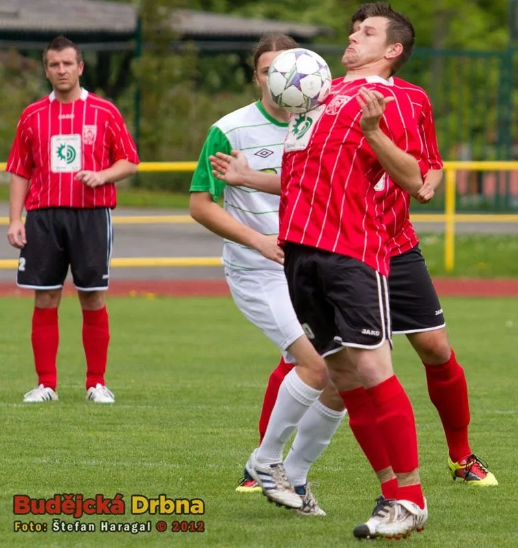 Jak vypadá takové vzorové zpracování balonu na prsa předvedl prachatický obránce Hovorka, se zájmem přihlíží jeho spoluhráč z obrany Lašák a útočník Roudného Kučera (za míčem)